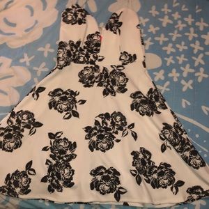 White and black rose short dress with pockets